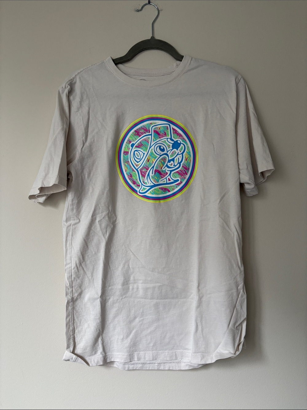 Beige Buc-ee’s Short-Sleeve Graphic Tee with Colorful Circular Design